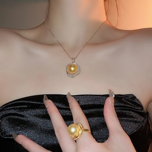 Détail du collier pendentif fleur en perles dorées et bague assortie sur modèle