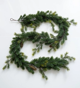 Détail de guirlande de Noël en PE avec aiguilles de pin vertes réalistes et pommes de pin