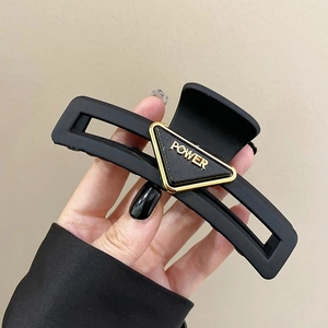 Fashion Matte Black Acrylic Hair Claw Clip With Gold Plated Triangle Power Letter Shark Clip For Women Elegant Accessory