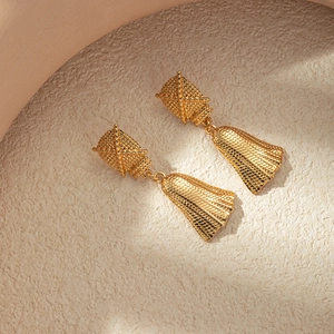 Boucles d'oreilles géométriques élégantes plaquées or 18 carats au design éventail