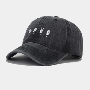 Détail d'une casquette vintage noir délavé avec texte LOVE et symboles de langue des signes