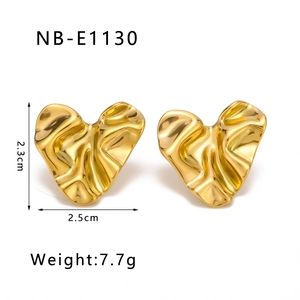 Macro shot of 18K gold plated heart earrings with size 2.5cm x 2.3cm and weight 7.7g