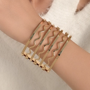 Bracelet large multicouche doré géométrique avec barres métalliques ondulées pour femmes