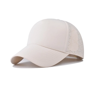 Berretto da baseball bianco crema traspirante con pannelli traforati al laser per lo sport