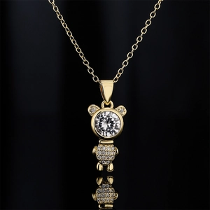 Collana con orso placcata oro 18 carati con zirconi scintillanti su fondo nero lucido