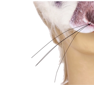 Gros plan du masque d'animal en fausse fourrure avec moustaches et peluche violette