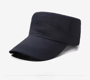 Detail der dunkelblauen Militär-Flatcap mit 3D-Sportstickerei und abgesteppter Krempe