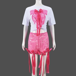 Détail d'un t-shirt blanc avec imprimé ruban rose et short en dentelle rose assorti sur mannequin