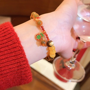 Eleganter Armreif aus rotem Achat mit grünem Anhänger, Vintage-Schmuck im China-Stil