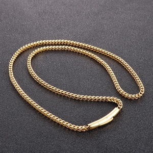 Gros plan d'un collier chaîne dragon doré de 3mm avec fermoir magnétique sur fond gris