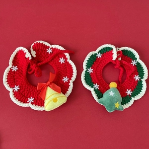 Détails d'écharpes de Noël tricotées pour animaux avec clochette sur fond rouge vif
