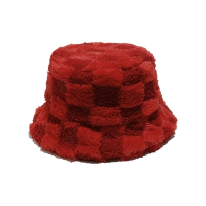 Vue détaillée du chapeau bob rouge à damier en peluche avec texture douce en fausse fourrure