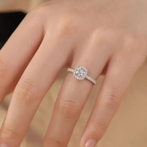Gros plan détaillé d'une bague halo en zircone de 1 carat portée par un modèle