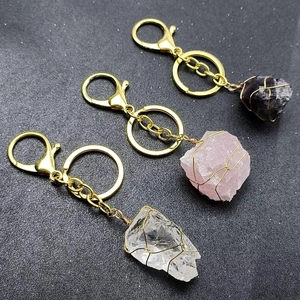 Détails de porte-clés artisanaux en cristal naturel avec enroulement de fil métallique doré