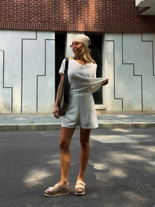 Détail de la texture en maille crochet blanche sur le haut col V et le short à cordon