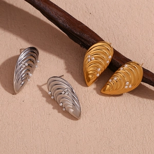 Détails des boucles d'oreilles en forme de coquillage dorées et argentées avec perles
