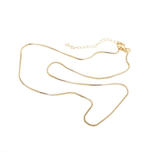 Collana a catena box dorata con ciondolo ad ali di angelo su sfondo bianco