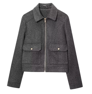 Detailaufnahme der dunkelgrauen Wolljacke mit Metallreißverschluss und Utilitäts-Taschen