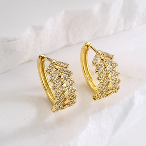 Pendientes de cobre chapados en oro de 18K con forma de V y brillantes circonitas blancas