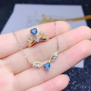 Detail-Set aus Engelsflügel-Herz-Halskette und Kronenring mit blauen Edelsteinen