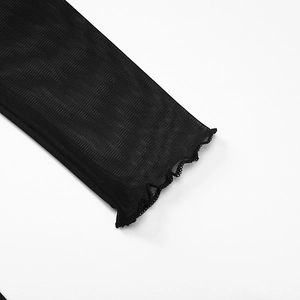 Détail de manche en mesh noir transparent avec bordure à volants et texture délicate