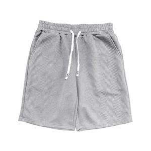 Détail du short en maille gris avec motif sergé texturé et taille à cordon de serrage
