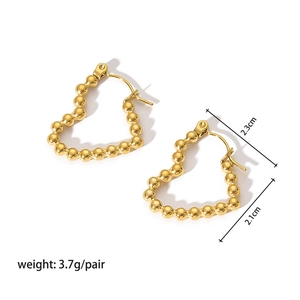 Dettaglio orecchini a cuore con perline oro 18K con dimensioni 2,3cm e peso di 3,7g