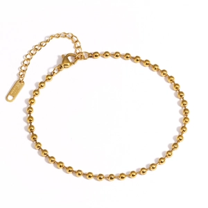 Détail du bracelet doré en acier inoxydable avec fermoir mousqueton et étiquette