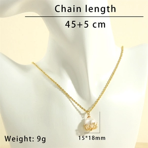 Detail view of gold pearl pendant necklace with dimensions and 45+5 cm chain length