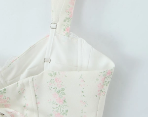 Gros plan sur le tissu à fleurs avec bordure en dentelle blanche et boucle réglable