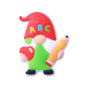 Perla in silicone con gnomo, cappello ABC rosso e camicia verde con mela rossa