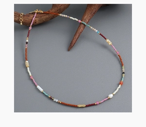 Détail du collier bohème avec pierres naturelles, perles colorées et fermoir doré