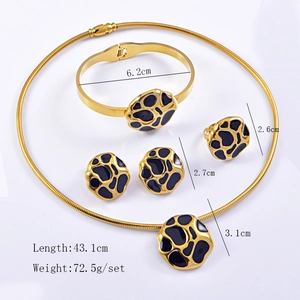 Vue détaillée de l'ensemble de bijoux en acier titane avec pendentifs en émail noir