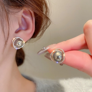 Boucles d'oreilles vintage perle grise avec monture en or et zircons sertis
