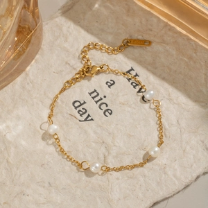 Detail of 18K gold-plated stainless steel necklace with four round freshwater pearls