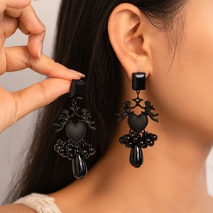 Boucles d'oreilles baroques cœur noir avec reliefs d'anges et perles goutte d'eau