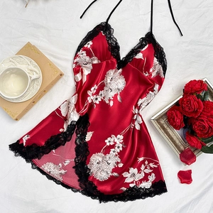 Elegante camicia da notte in raso rosso a fiori con pizzo nero e spacco laterale