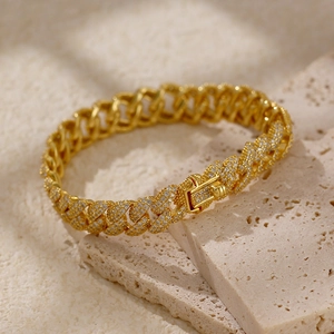 Dettaglio macro del bracciale cubano dorato con pavé di strass e chiusura di qualità