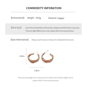 Détail de boucles d'oreilles dorées en forme de C avec dimensions 2,8 cm et poids 10,2 g
