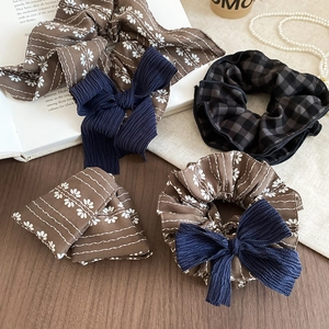 Details von koreanischen Haargummis und Haarclip-Set auf einem Vintage-Holztisch mit Zubehör