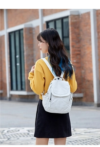 Zaino bianco da donna in morbida ecopelle in stile street style con grande capacità interna