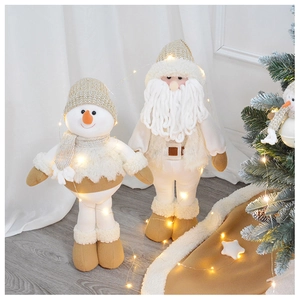Dettaglio di pupazzo di neve e Babbo Natale in peluche con luci LED per decoro natalizio