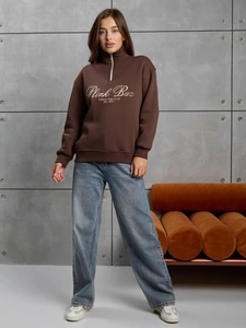 Sweat-shirt femme marron foncé demi-zip avec imprimé et jean large bleu clair urbain