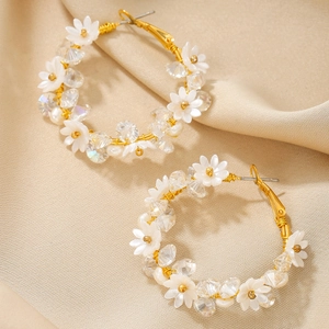 Elegant 18K gold hoop earrings with white daisy flowers and sparkling crystal beads