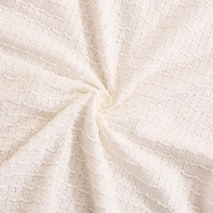 Gros plan sur un tissu blanc texturé 3D montrant les détails de la gaze gaufrée