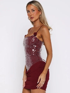 Detailaufnahme der weinroten Pailletten-Partykleid mit Blumen-Trägern und Glanzeffekt