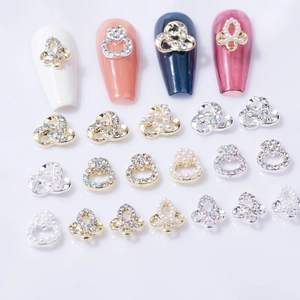 Breloques nail art cœur et fleurs avec cristaux et perles pour manucure professionnelle