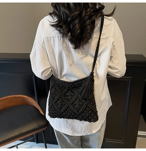 Vue détaillée de la texture tressée macramé noir et des longues franges du sac à bandoulière