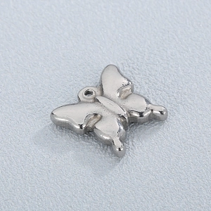 Pendentif papillon en acier inoxydable argenté poli avec anneau de suspension sur fond