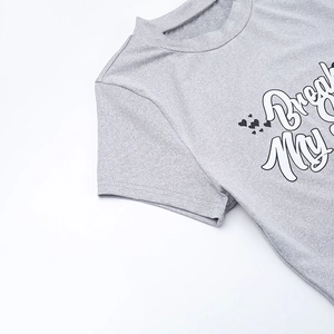 Detailansicht graues T-Shirt mit Break My Herz-Grafik und geripptem Rundhalsausschnitt